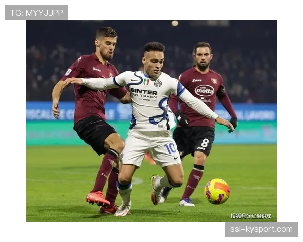 特写：终场哨响，为保级苦战获首胜的萨勒尼塔纳主帅与教练组紧紧相拥